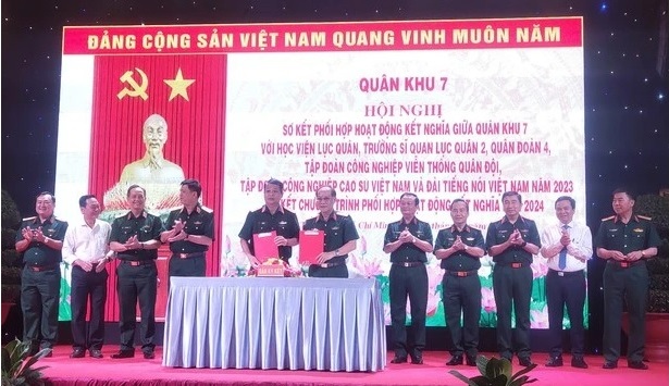 VRG bàn giao 6 ha đất cao su cho Quân khu 7 làm trường bắn, thao trường 